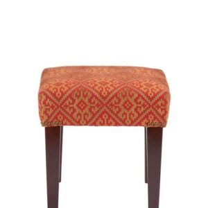 Pouf etno-chic in jacquard rosso e arancio con base in legno scuro