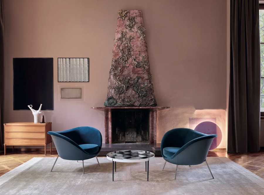 Due pezzi disegnati da Gio Ponti e rieditati da Molteni&C: poltrona D.154.2 (1953-1957) e tavolino D.555.1 (1954-1955). Foto courtesy Molteni&C